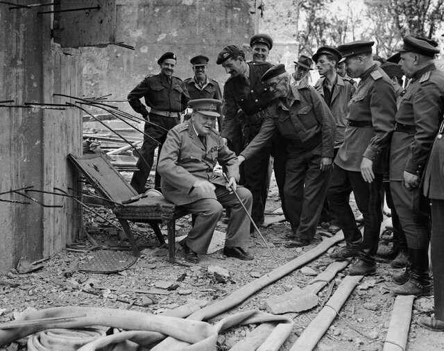 6. Уинстон Черчилль садится на то, что осталось от кресла Адольфа Гитлера в июле 1945 года