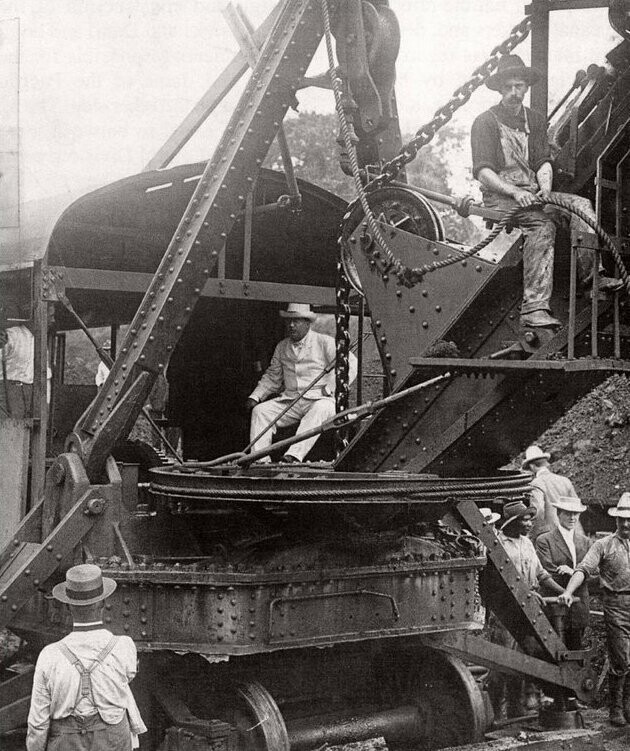 15. Теодор Рузвельт во время строительства Панамского канала, 1904 год