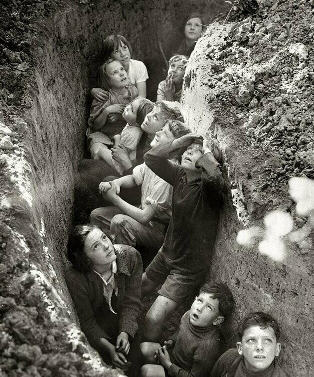 3. Дети в окопах бомбоубежища в Англии, примерно 1941 год