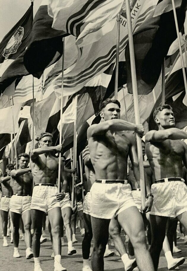 27. Фотограф Лев Бородулин на параде советских учителей физкультуры в Москве, 1956 год