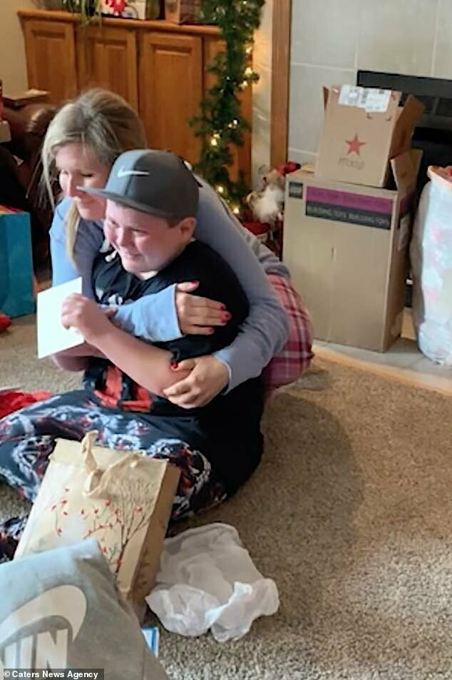 Лучший подарок: 11-летний мальчик расплакался, узнав, что его усыновили в Рождество