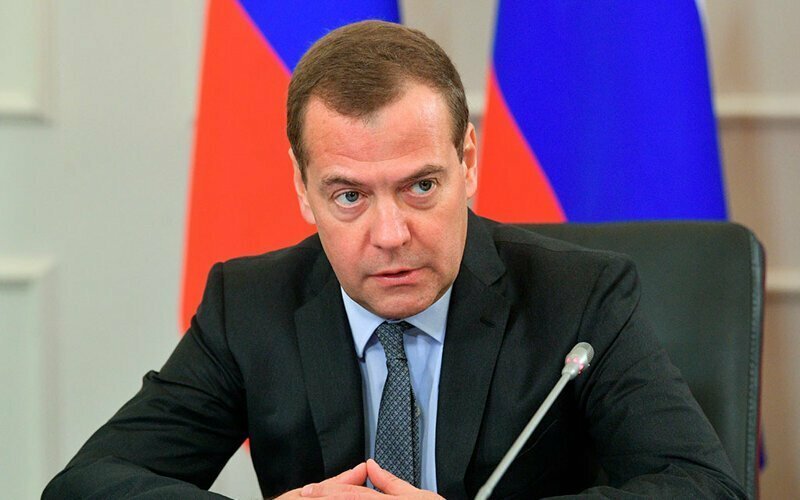 Медведев запретил импорт в Россию ряда украинских товаров