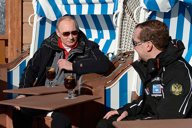 "Новый год без алкоголя - это радость, сила, воля": Как будут отмечать российские политики