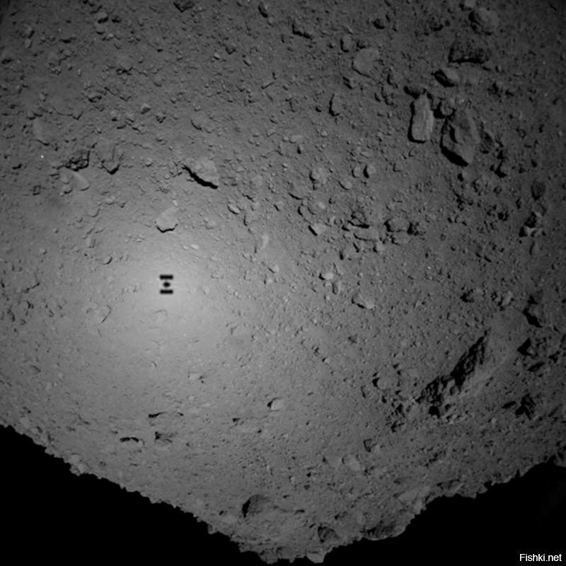 Тень зонда "Hayabusa 2" на поверхности астероида Рюгу