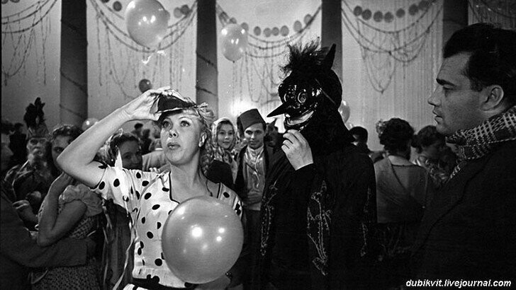 Тамара Носова и Эльдар Рязанов на съемках музыкальной комедии «Карнавальная ночь» (1956)