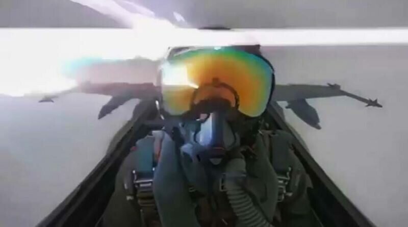 Удар молнии в кабину истребителя ВВС Кувейта попал на видео