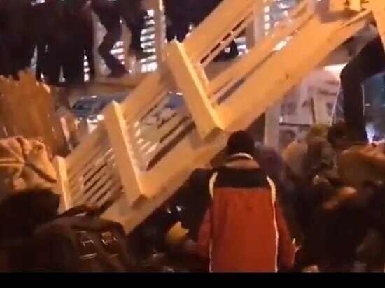 Опубликовано видео падения моста с людьми в Парке Горького