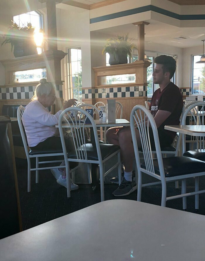 Молодой человек пришел один в кафе и увидел одинокую бабушку напротив. Спросил, можно ли к ней присоединиться, и вот они болтают как давние друзья. Вот как стоит поступать!