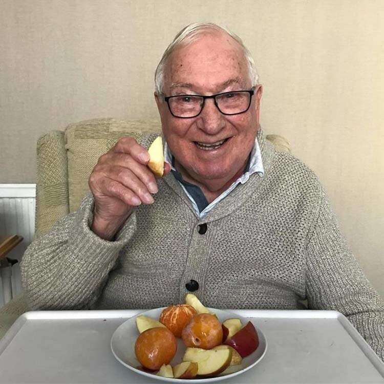 86-летний дедуля завёл аккаунт в Instagram* для похудения, и он действительно излучает здоровье
