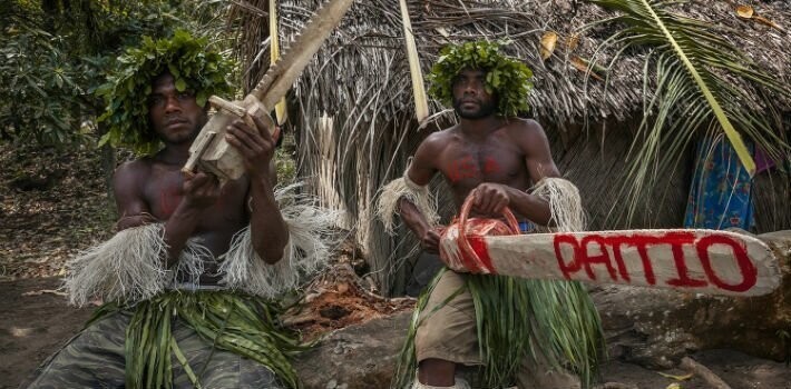 Культ карго: зачем папуасы делают самолеты из соломы и навоза