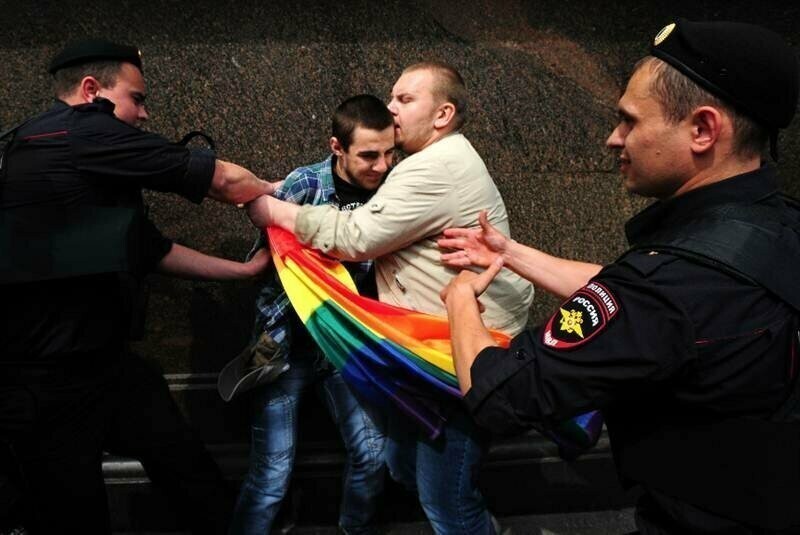 Недавно в Москве два гея-наркомана обманули полицейских, и наказание не заставило себя ждать