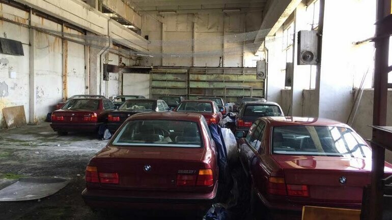 В Болгарии найден склад с новыми BMW 5 Series из 1990-х