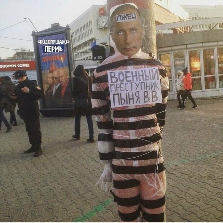 В Перми завели дело на сторонника Навального, который устанавливал чучело Путина в тюремной робе