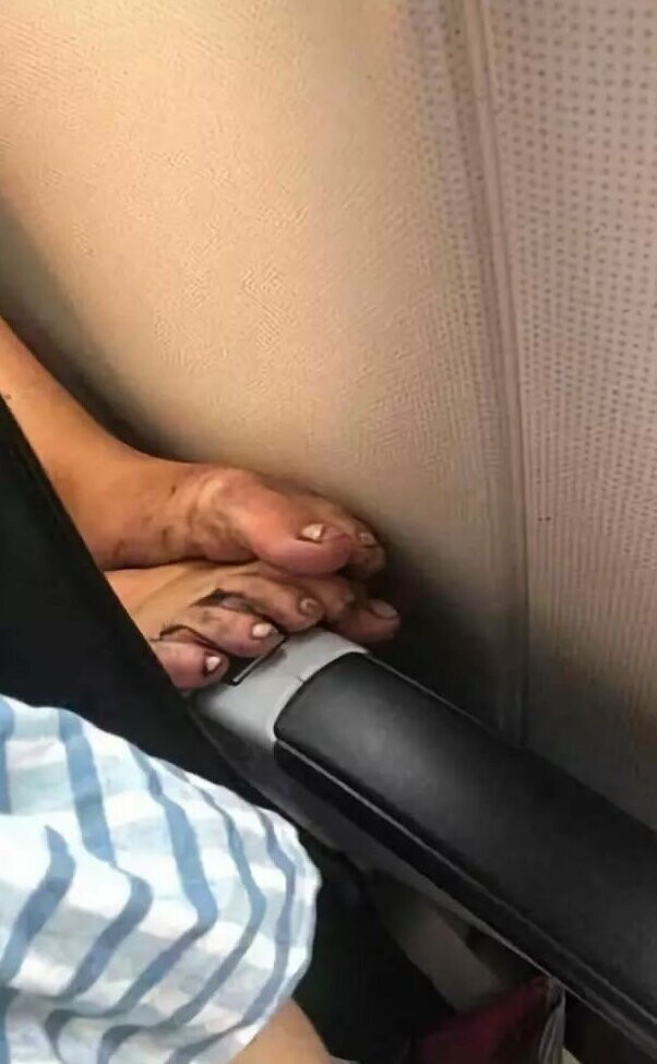 На странице Passenger Shaming в Instagram* собраны фотографии безобразного поведения пассажиров