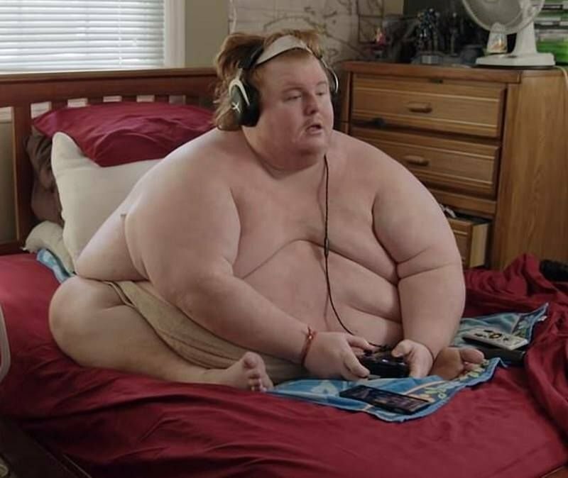 При этом парень не только целыми днями играет в видеоигры, но и всё это время сидит обнаженным, так как в одежде ему некомфортно.