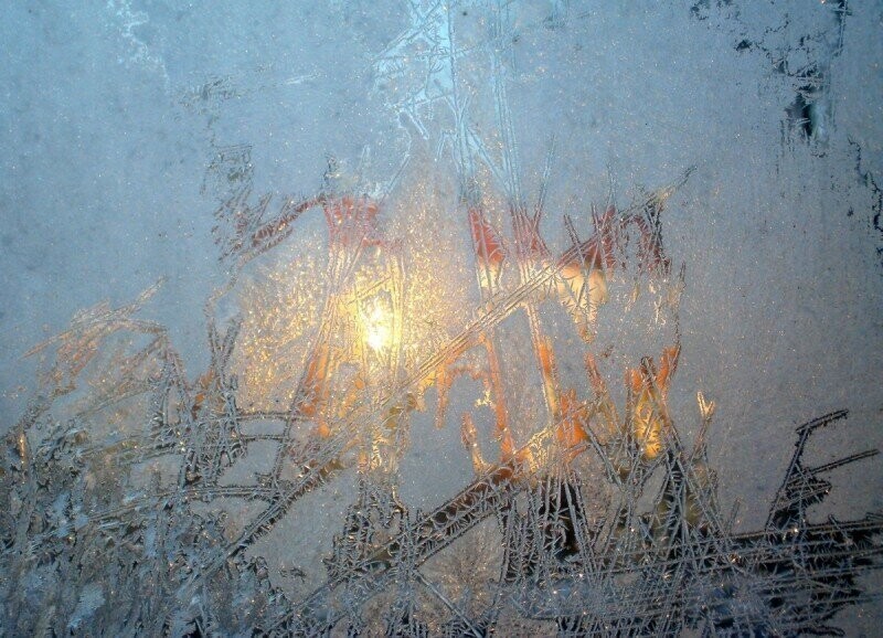 Морозные узоры на окне