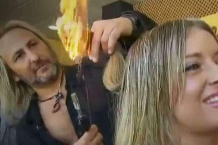 Испанский парикмахер-ниндзя стрижет клиентов огнем и мечом