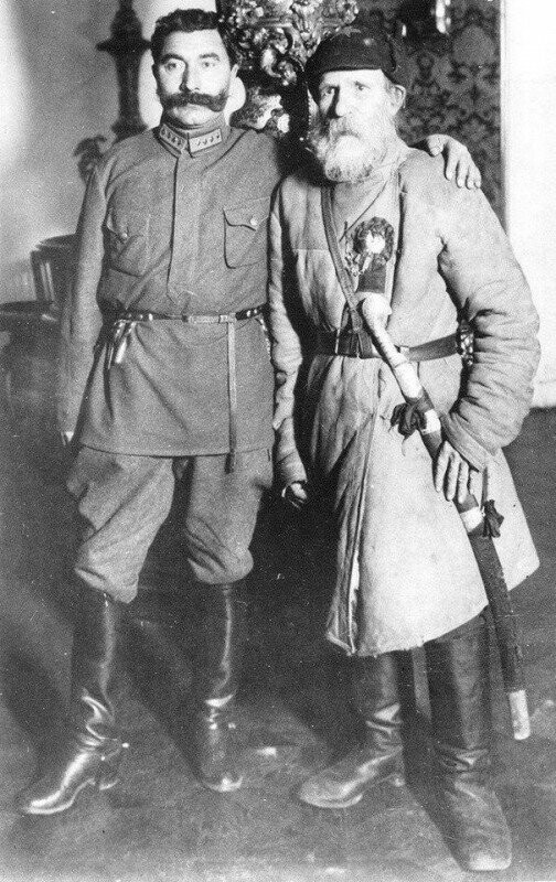 Семён Михайлович Будённый и Фёдор Степанович Гуляев, который в августе 1919 г. завёл в болото 700 колчаковских кавалеристов.