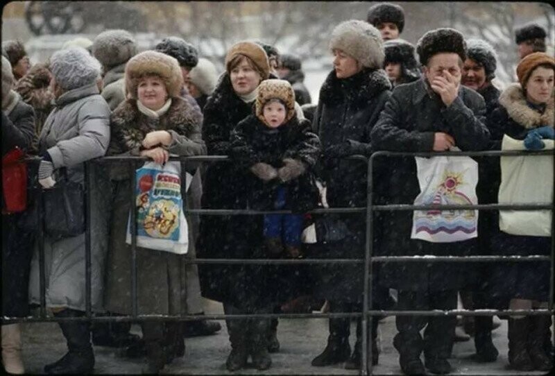 В ожидании детей после "Кремлевской Ёлки", 1986 год, Москва