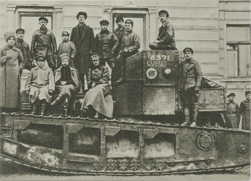  С.Гусев, М.Фрунзе и Д.Карбышев (сидят слева направо) среди красноармейцев на трофейном танке «Сфинкс», захваченном у врангелевцев. 1920г.