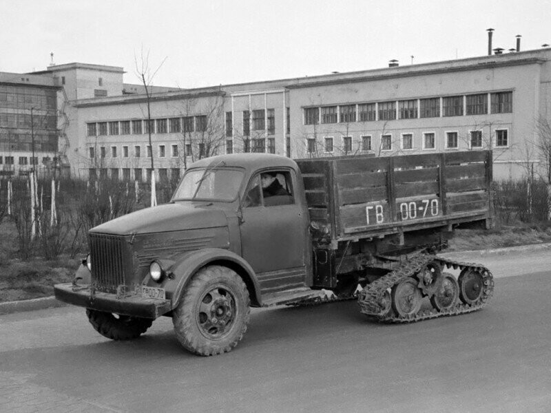 ГАЗ-51 Полугусеничный - опытная полугусеничная модификация бортового грузового автомобиля ГАЗ-51 (1953-1954)