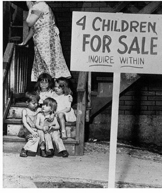 Мать вынуждена продать своих детей из - за плохого материального обеспечения. Прячет свое лицо от фотоаппарата. Чикаго, 1948 год.