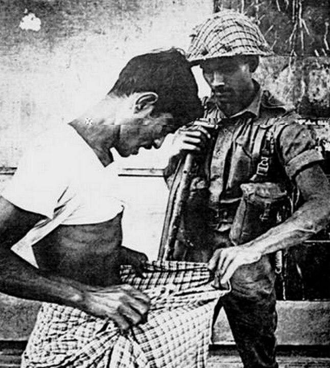 Крайняя плоть или смерть: пакистанский солдат проверяет, обрезан ли мужчина (то есть индус или нет) во время войны за независимость Бангладеш, 1971 год.