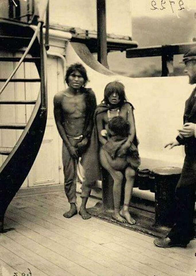Семью индейцев везут в Европу в качестве новых обитателей зоопарка. 1889 год.
