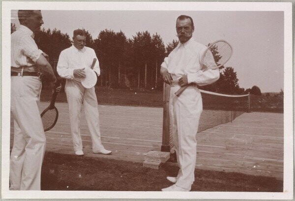 Хобби  Как отмечают современники, каждый из персонажей имел свои любимые хобби. Николай II играл в теннис, а Ленин предпочитал шахматы.