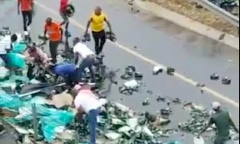 Южная Африка: когда на улице перевернулся грузовик с пивом, никто теряться не стал