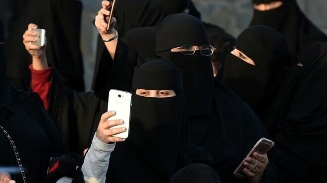 В Саудовской Аравии мужчин обязали уведомлять жен о разводе с помощью SMS