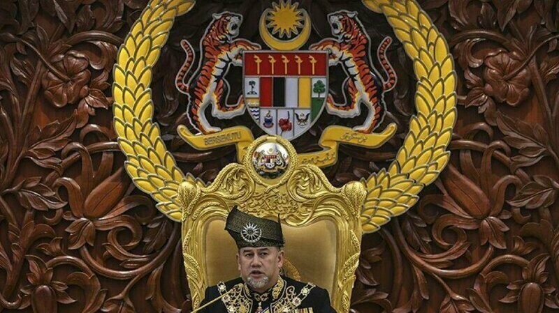 Король Малайзии, женившийся на "Мисс Москва", добровольно отрекся от престола