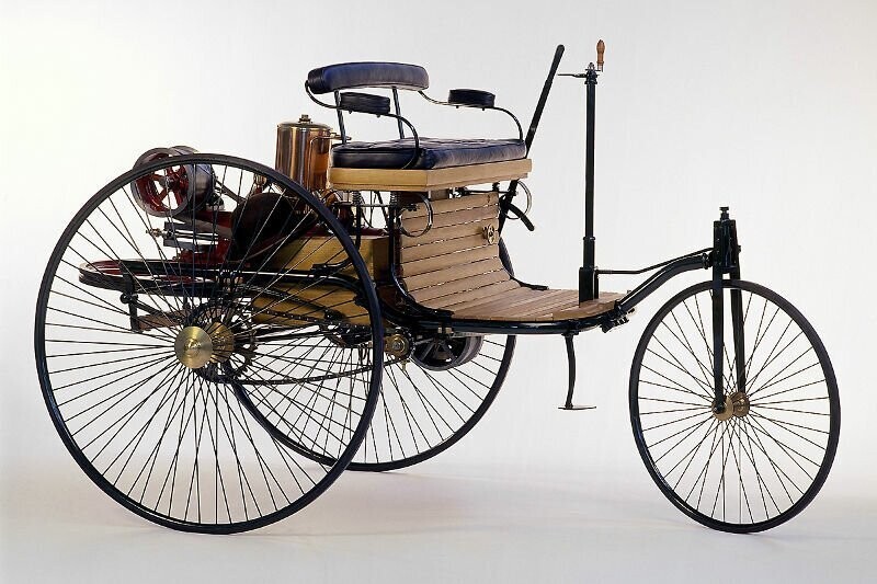 Первый автомобиль был трехколесным изобретением Карла Бенца