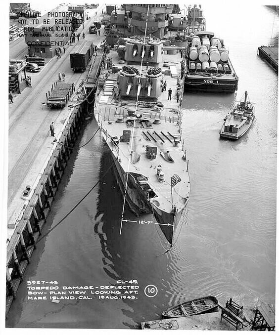 Носовая часть американского лёгкого крейсера "Сент Луис", получившего попадание торпеды в ходе сражения возле Коломбангары. Июль 1943 г.