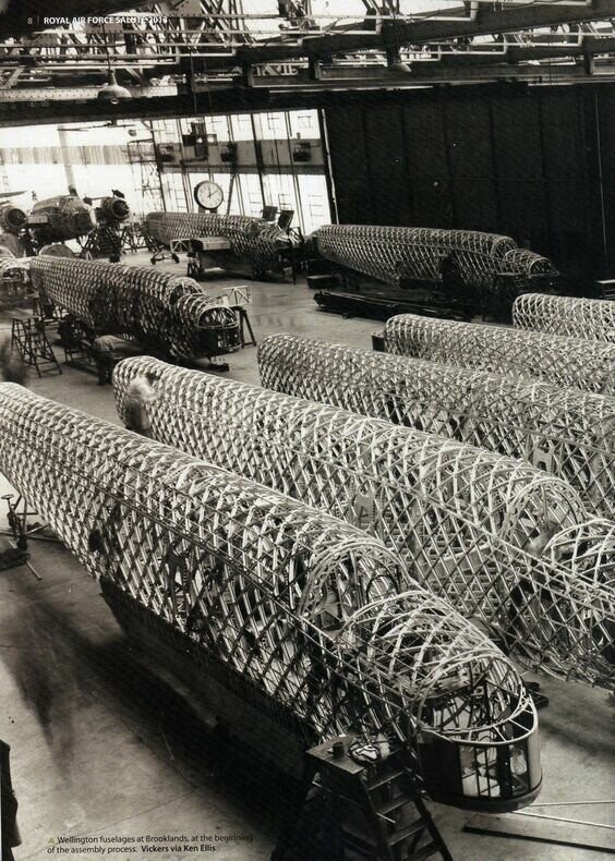 Сборка фюзеляжей тяжёлого бомбардировщика Викерс Веллингтон на заводе в Брукландсе