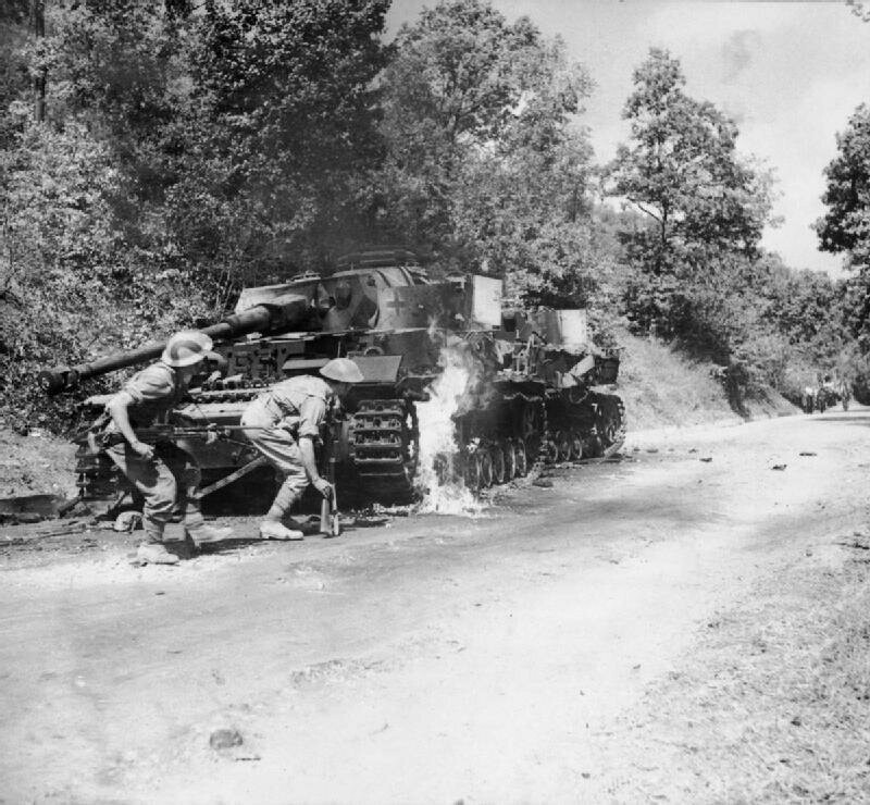 Британские солдаты ведут бой в районе Салерно, Италия. Операция "Аваланч", сентябрь 1943 г.