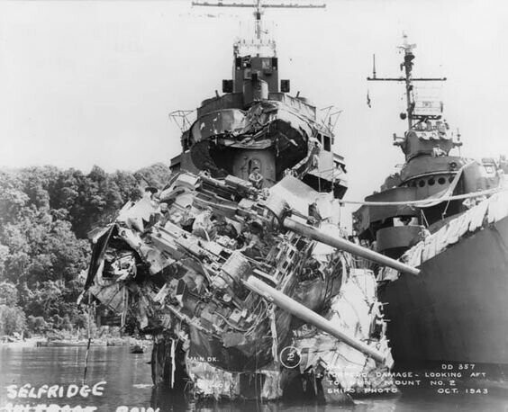 Американский эсминец "Сэлфридж", получивший попадание торпедой в ходе сражения у о. Велья-Лавелья 6 октября 1943 г.