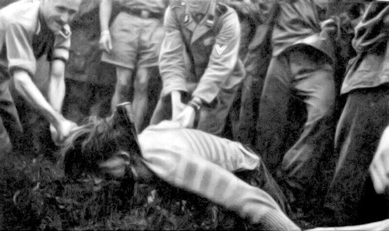 Солдаты СС казнят словенского партизана через отрубание головы топором. 1944 г.