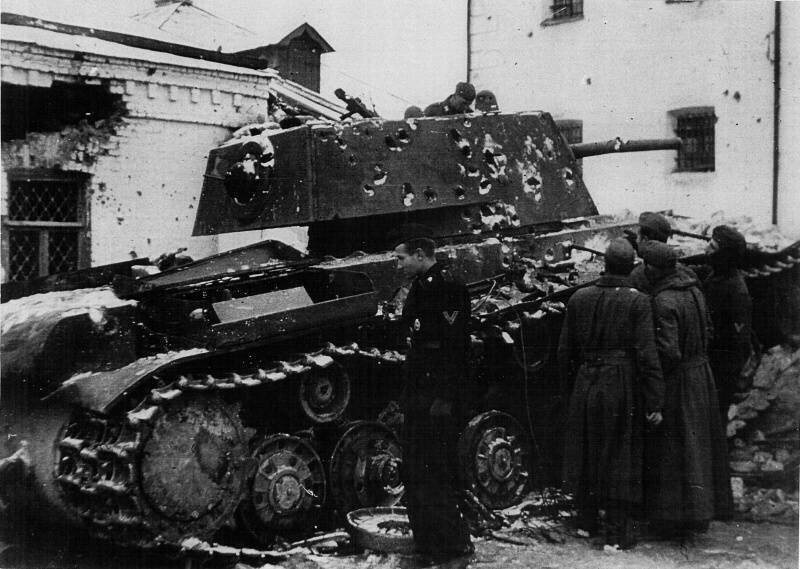 Немецкие солдаты осматривают подбитый 27 ноября 1941 г. советский тяжёлый танк КВ-1. Венев