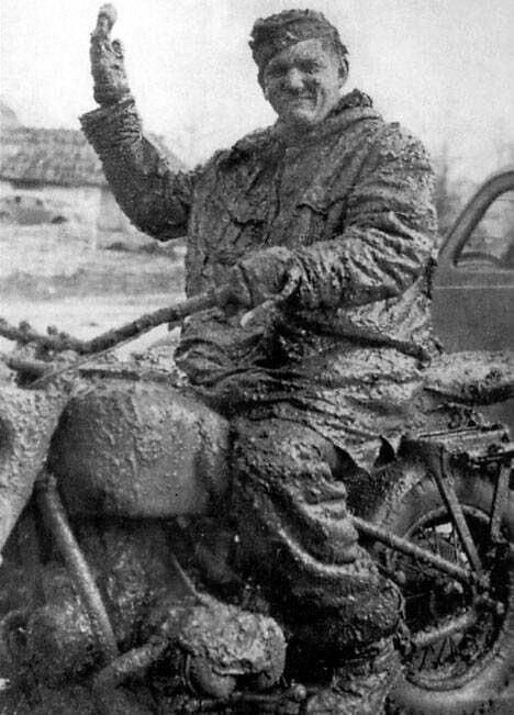 Немецкий мотоциклист на российских дорогах. 1941 г.