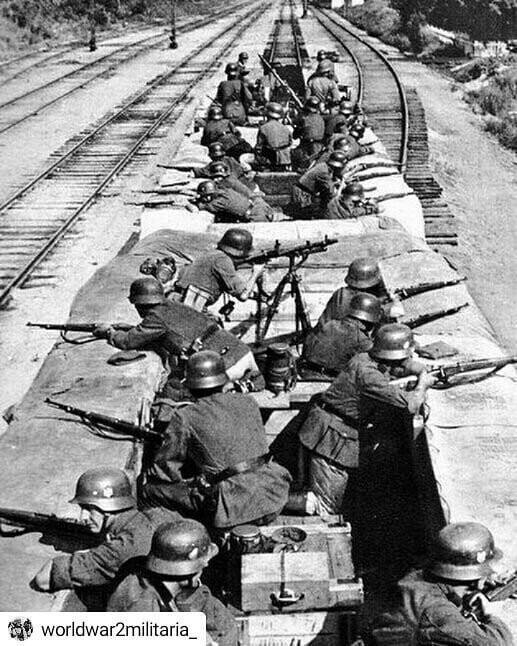 Команда немецкой железнодорожной платформы, обороняющей состав от партизан