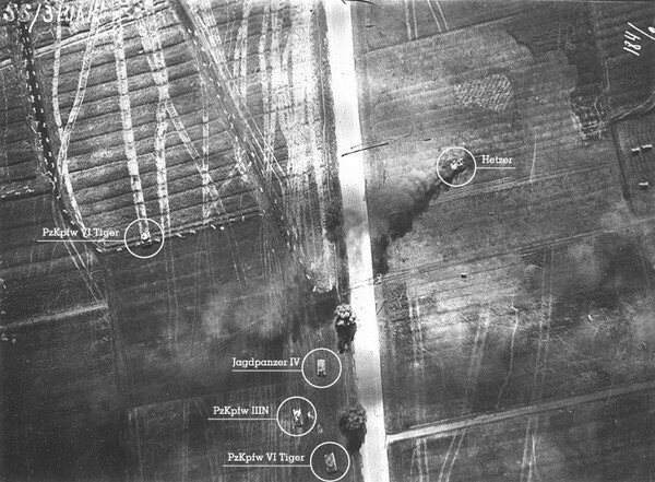 Аэрофотофиксация отступающей немецкой бронетехники. Справа видна полыхающая САУ "Хетцер". 1944 г.