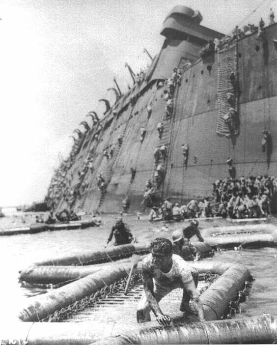 Матросы и солдаты покидают тонущий транспорт "Президент Кулидж" возле Эспириту Санту (о. Вануату). октябрь 1942 г.