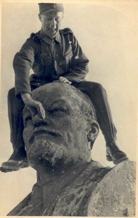 Немецкий солдат глумится над статуей Ленина. 1941 г.