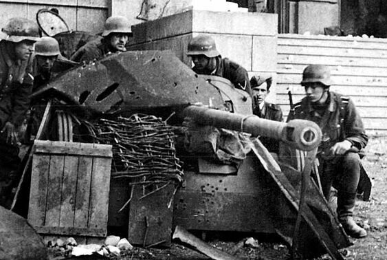 Расчёт немецкой 50-мм противотанковой пушки РаК-38. Сталинград, 1942 г.