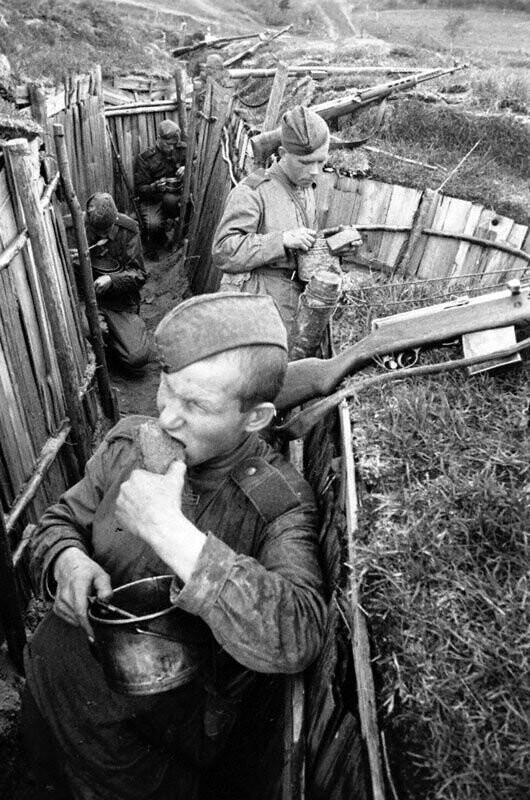 Советские солдаты отделения старшего сержанта И.Ф. Васькина обедают на оборудованных позициях