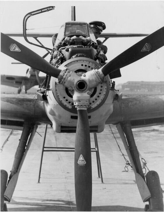 Немецкий пилот в кабине Bf-109 во время пристрелки вооружения истребителя