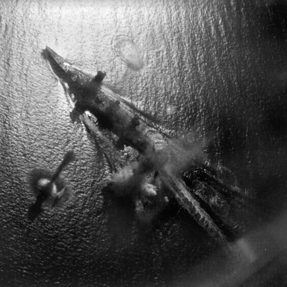 Линкор "Ямасиро" под атакой американских самолётов из авиагруппировки авианосца "Интерпрайз" в заливе Суригао, 24 октября 1944 г.