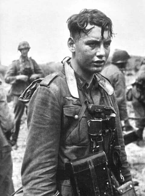 Молодой немецкий солдат после боя