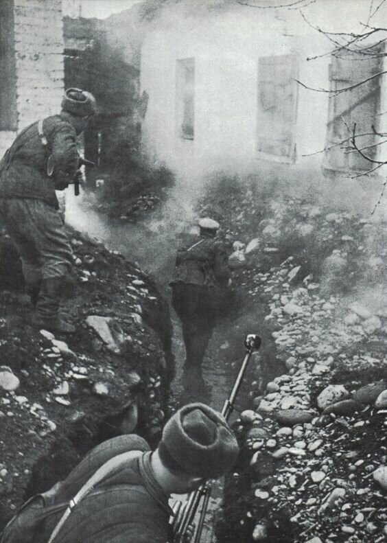 Советские солдаты в бою за село Гизель под Владикавказом. 7 ноября 1942 г.